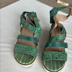 L'ATISTE Green Paisley-Embossed Strappy Sandals